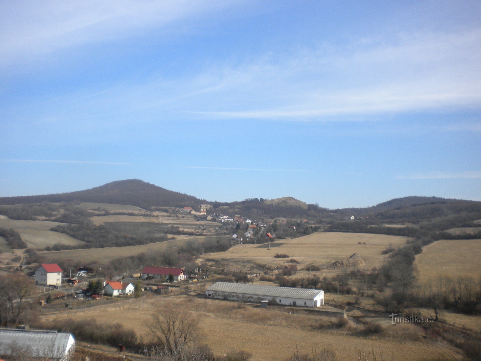 Vedere spre Sutoma, stânga Sutomský vrch, dreapta Holý vrch.