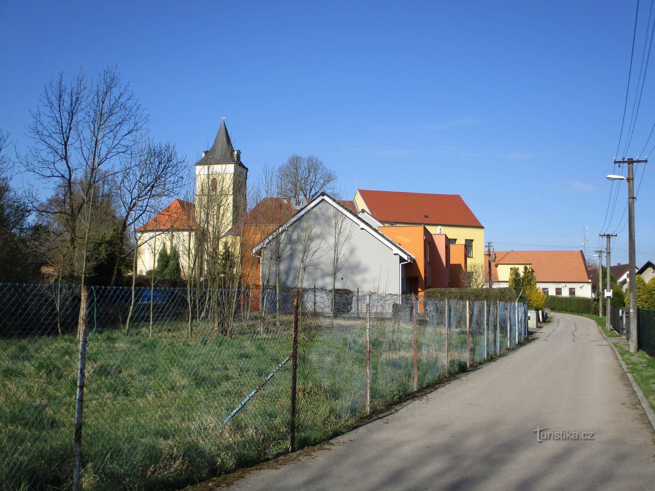Pohled ke kostelu a škole (Lochenice)
