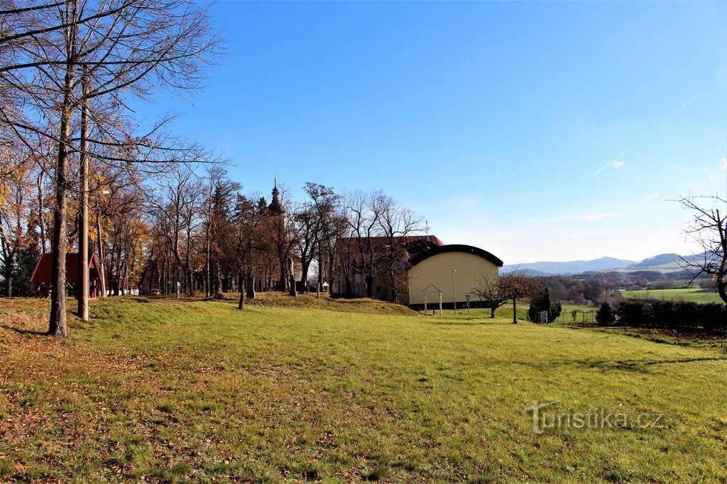 Vista della scuola da ovest