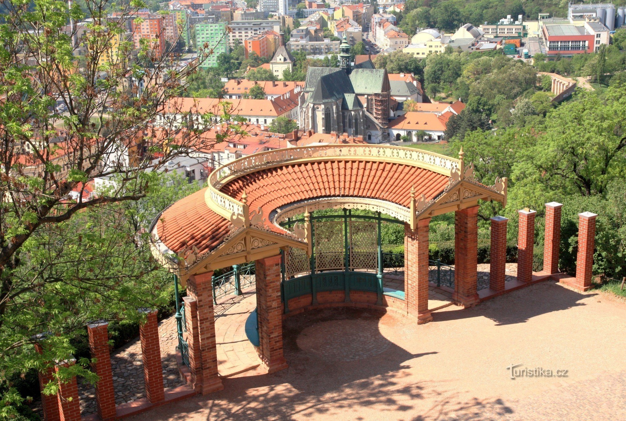 Pogled na gazebo z zgornje bastije