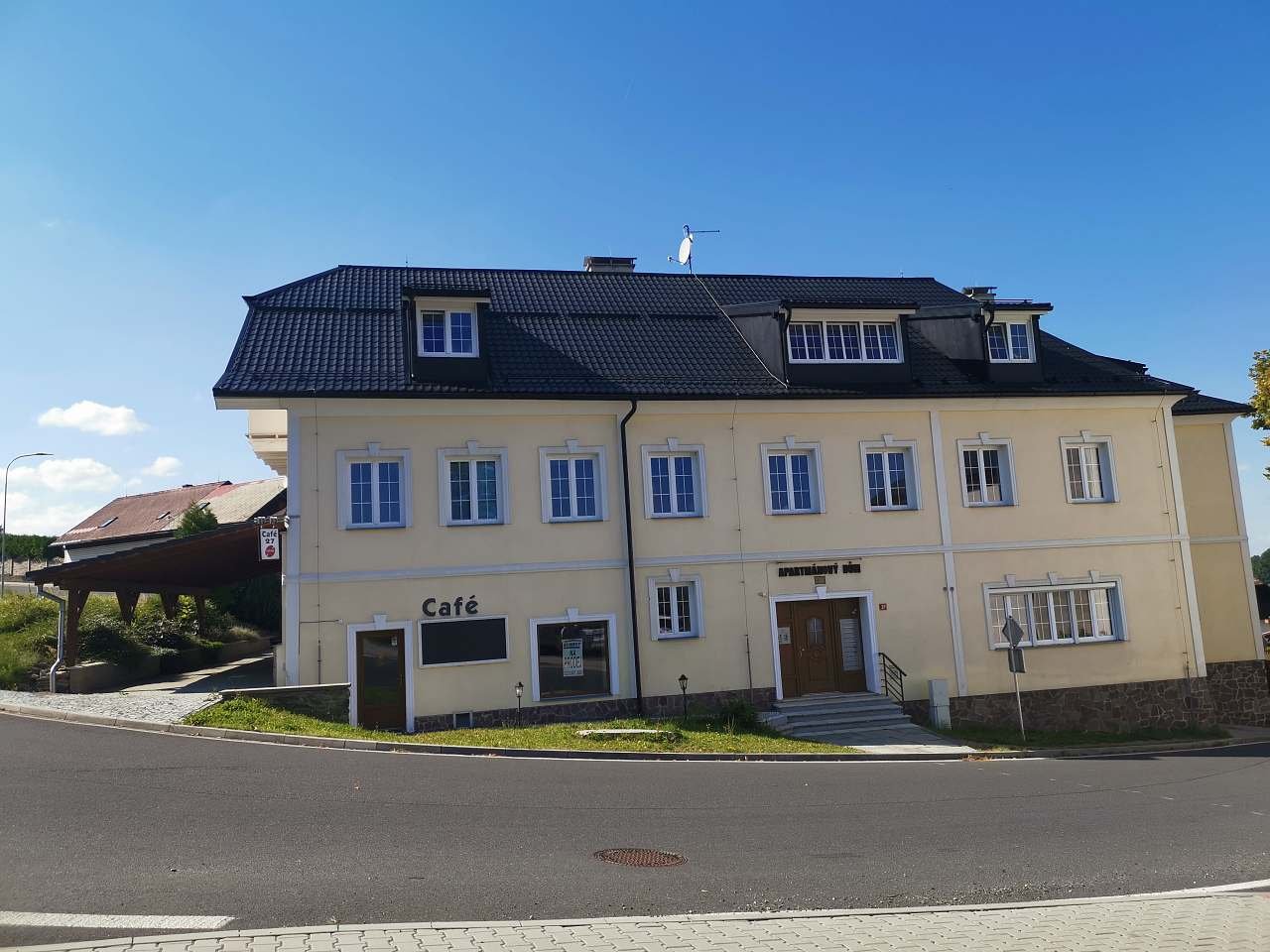 view of the apartment house