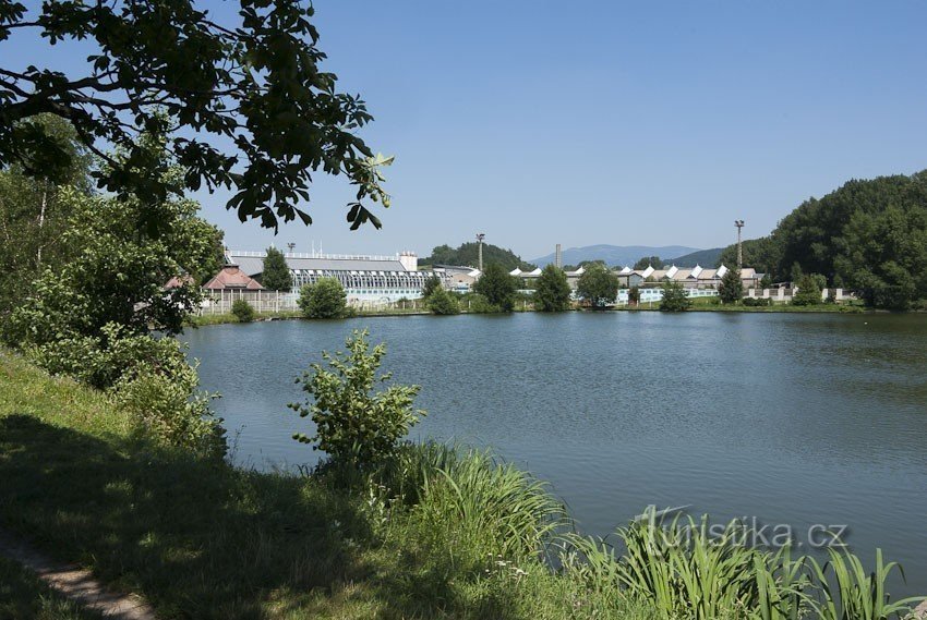 Vista dell'Aquacentrum attraverso Na Venátkách o lo stagno di Šenkes