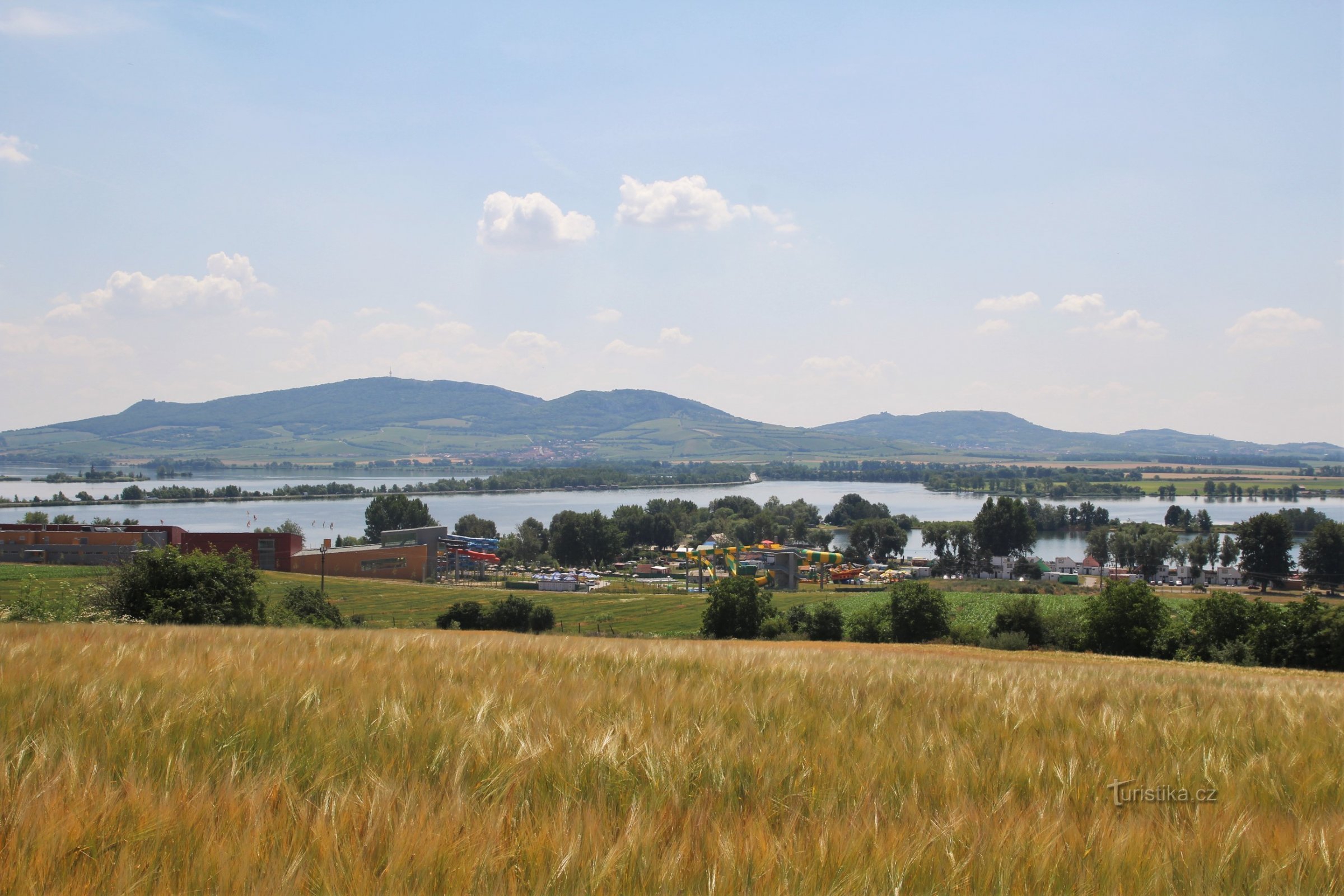 Vista do Aqualand Moravia e do cume de Pálava