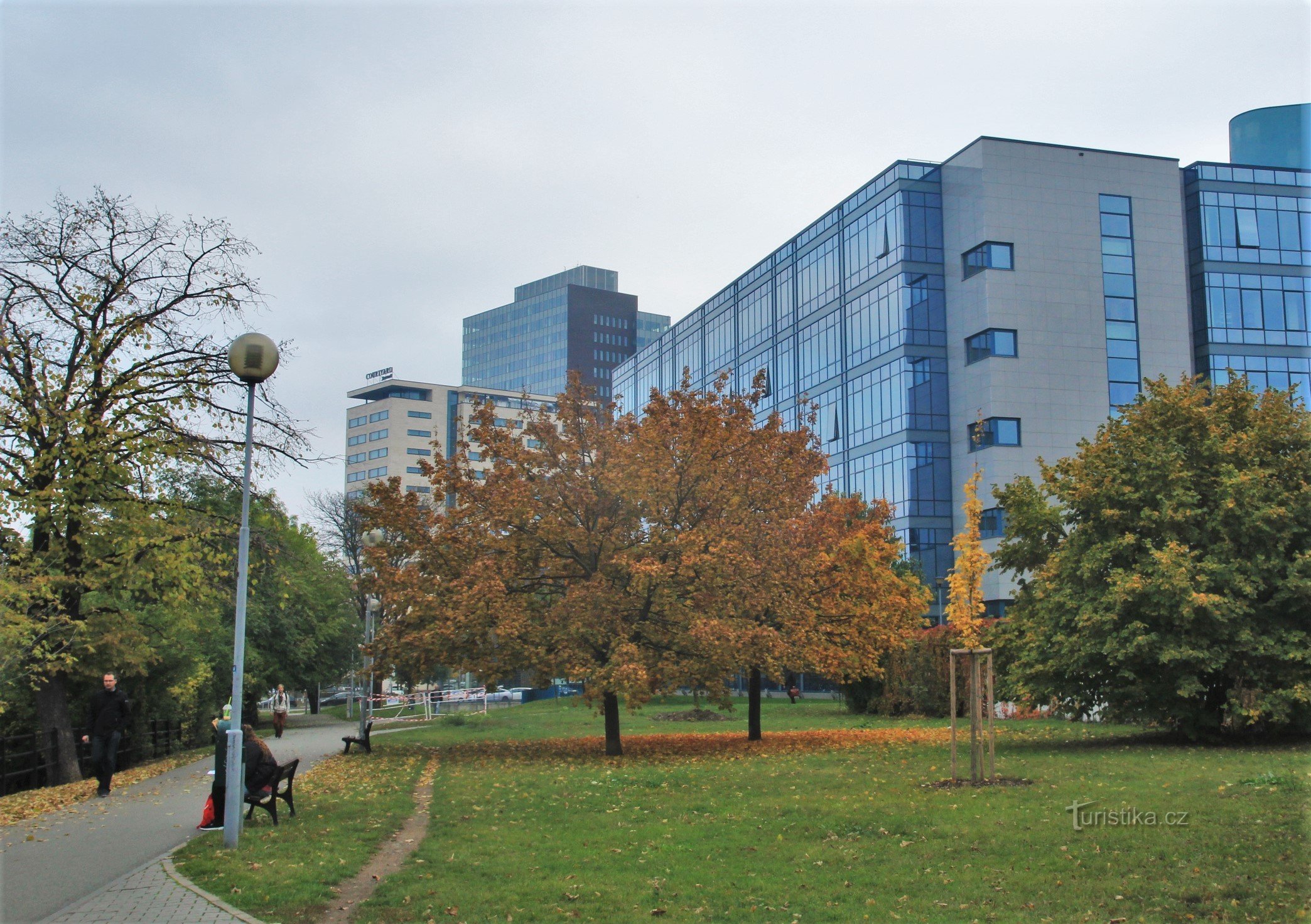 Vista del complesso di edifici con l'hotel da via Renneská