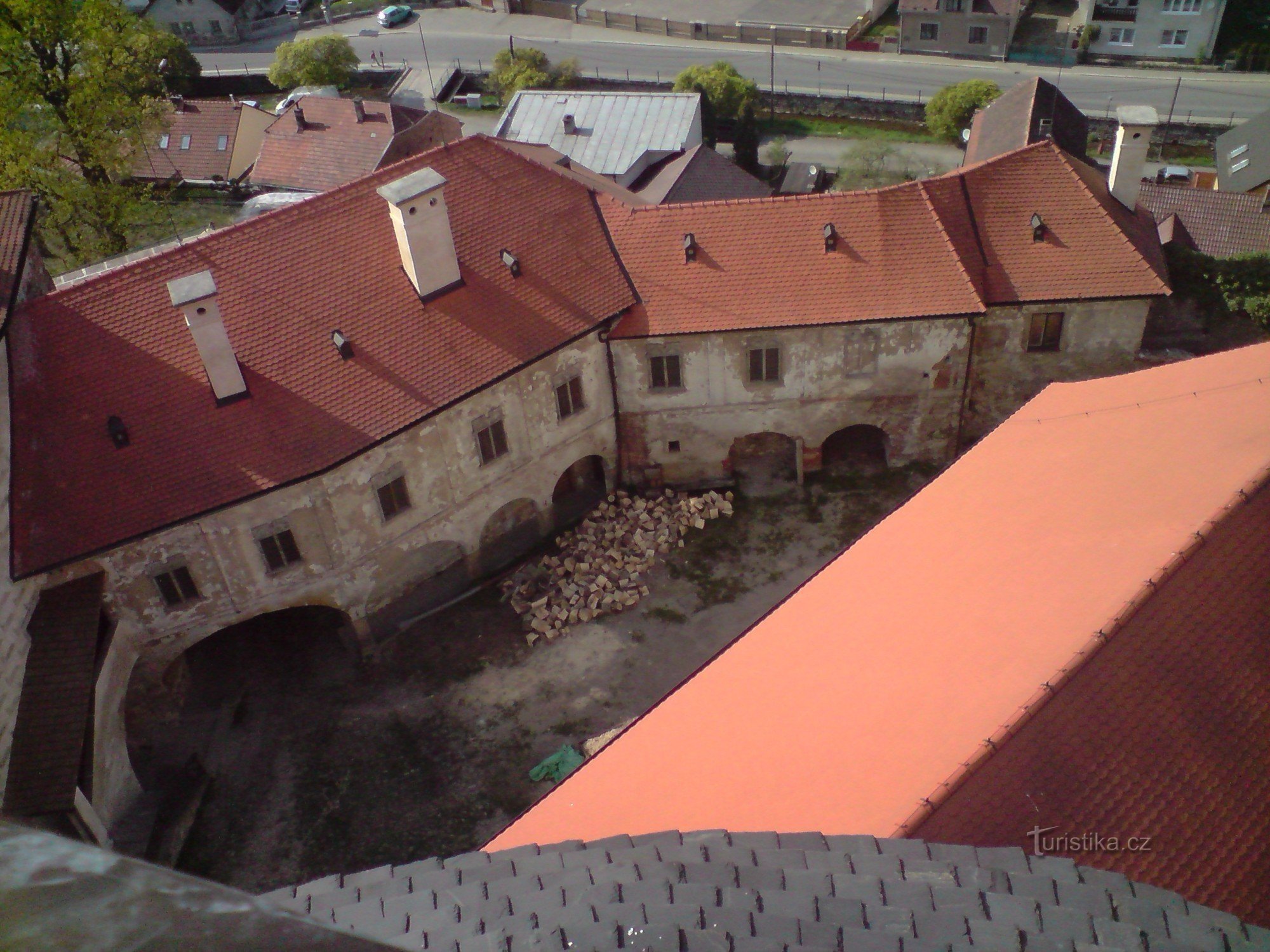 pohled na areál hradu z věže