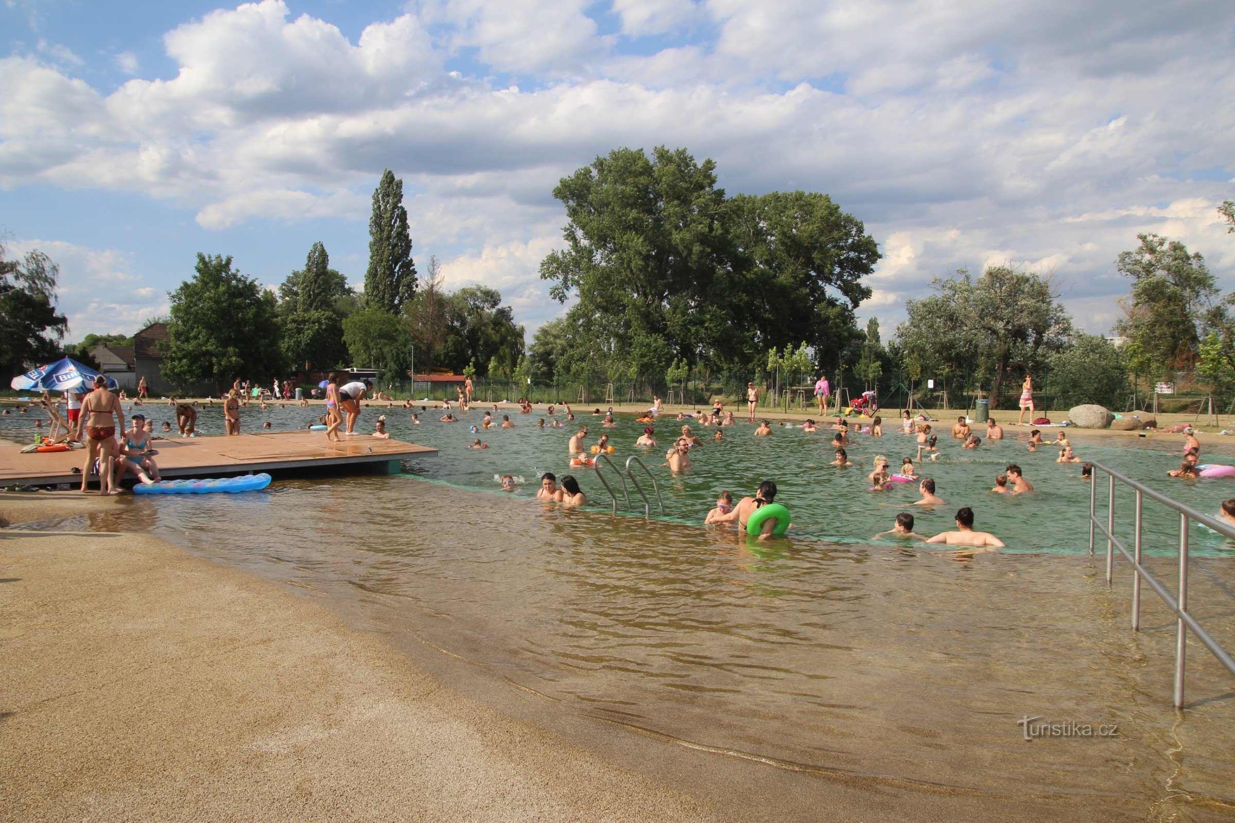 Vedere la zona piscinei