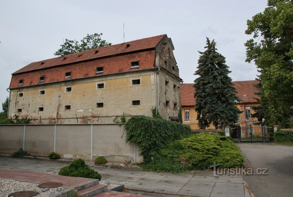 Blick auf die Umgebung durch den Getreidespeicher