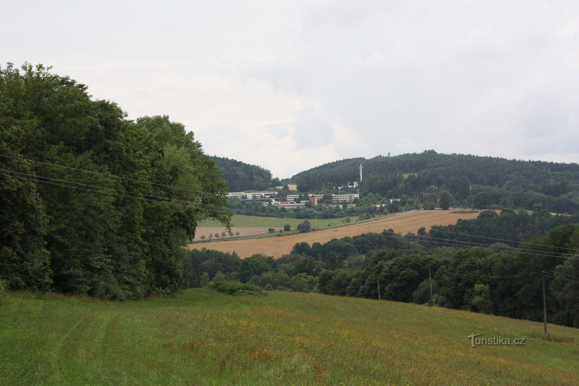 Pohled na areál školy v přírodě ve Volyni z vrchu Karlovice