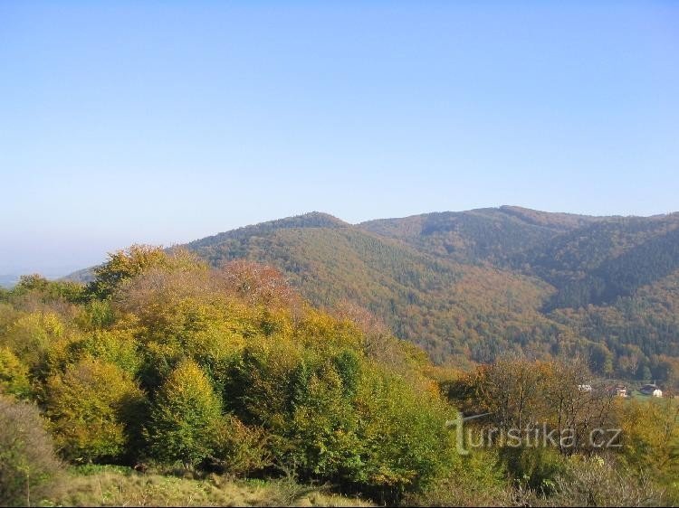 Pogled na Babí horo z grajskega griča Hukvaldy