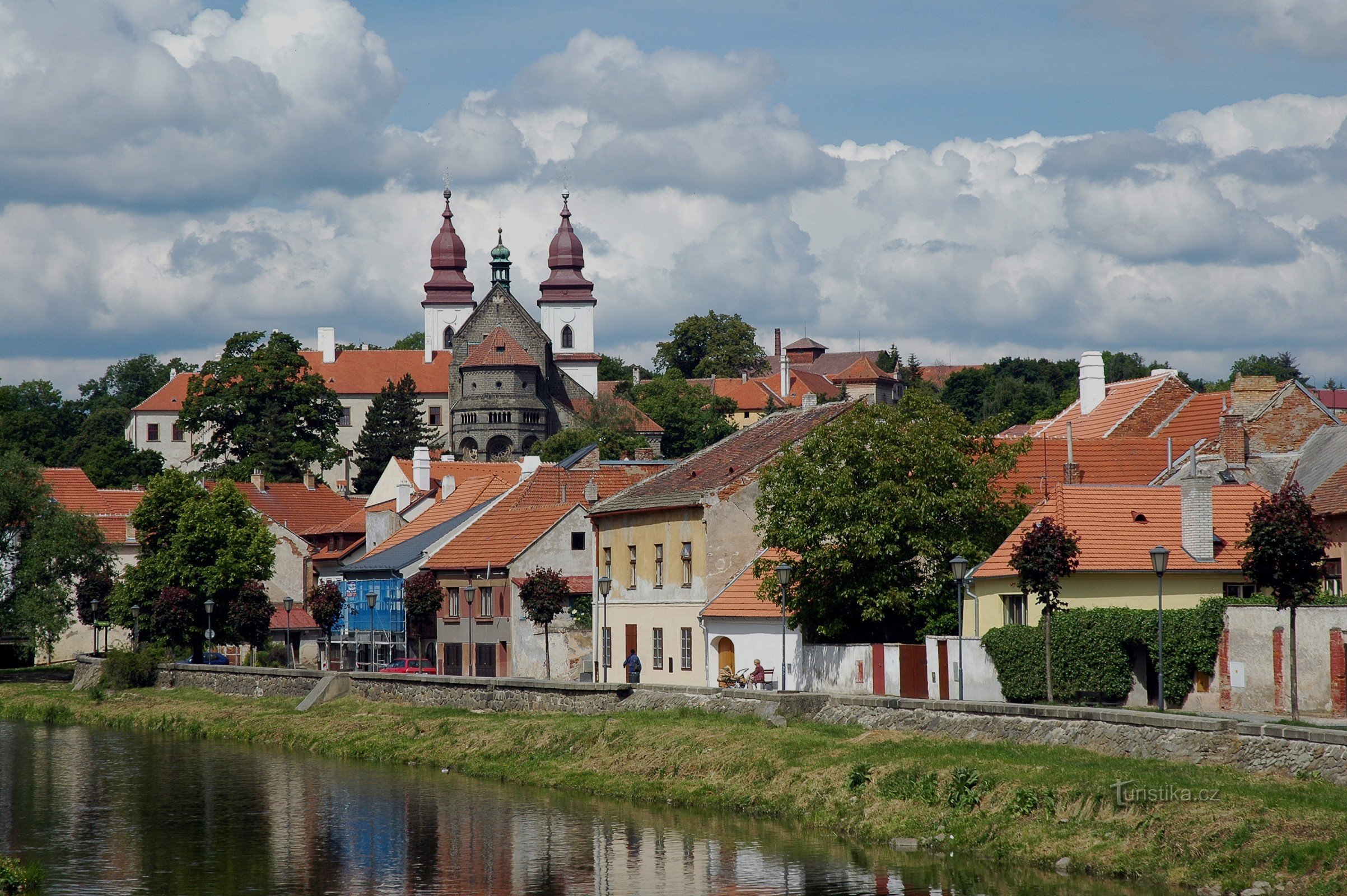 Vue de la Basilique St. Prokop et le quartier juif