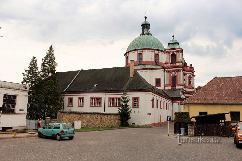 Blick auf die Basilika von der Straße Klášterní