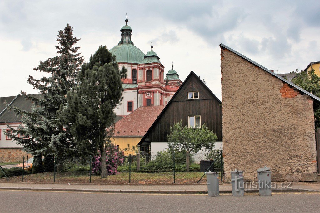 Uitzicht op de basiliek vanaf de straat Klášterní