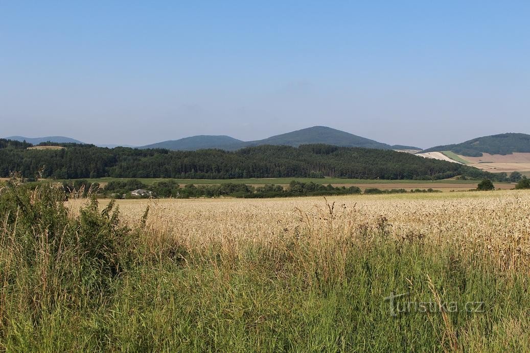 Blick auf Běleč und Valba