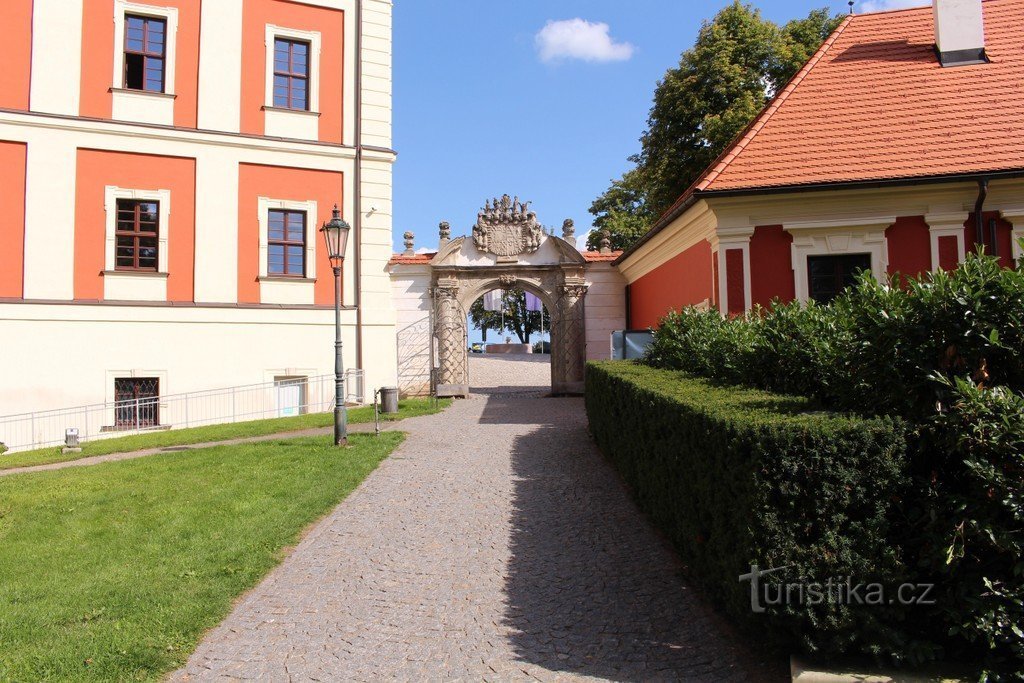 Uitzicht op de Witte Poort vanuit het kasteelpark