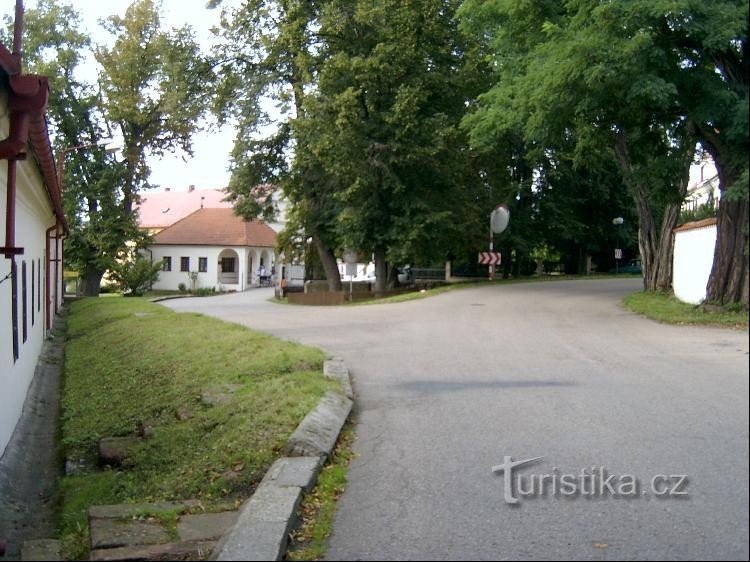 Blick auf das Tor: Torhaus mit rund um die Uhr militärischer Bewachung - die Burggebäude stehen