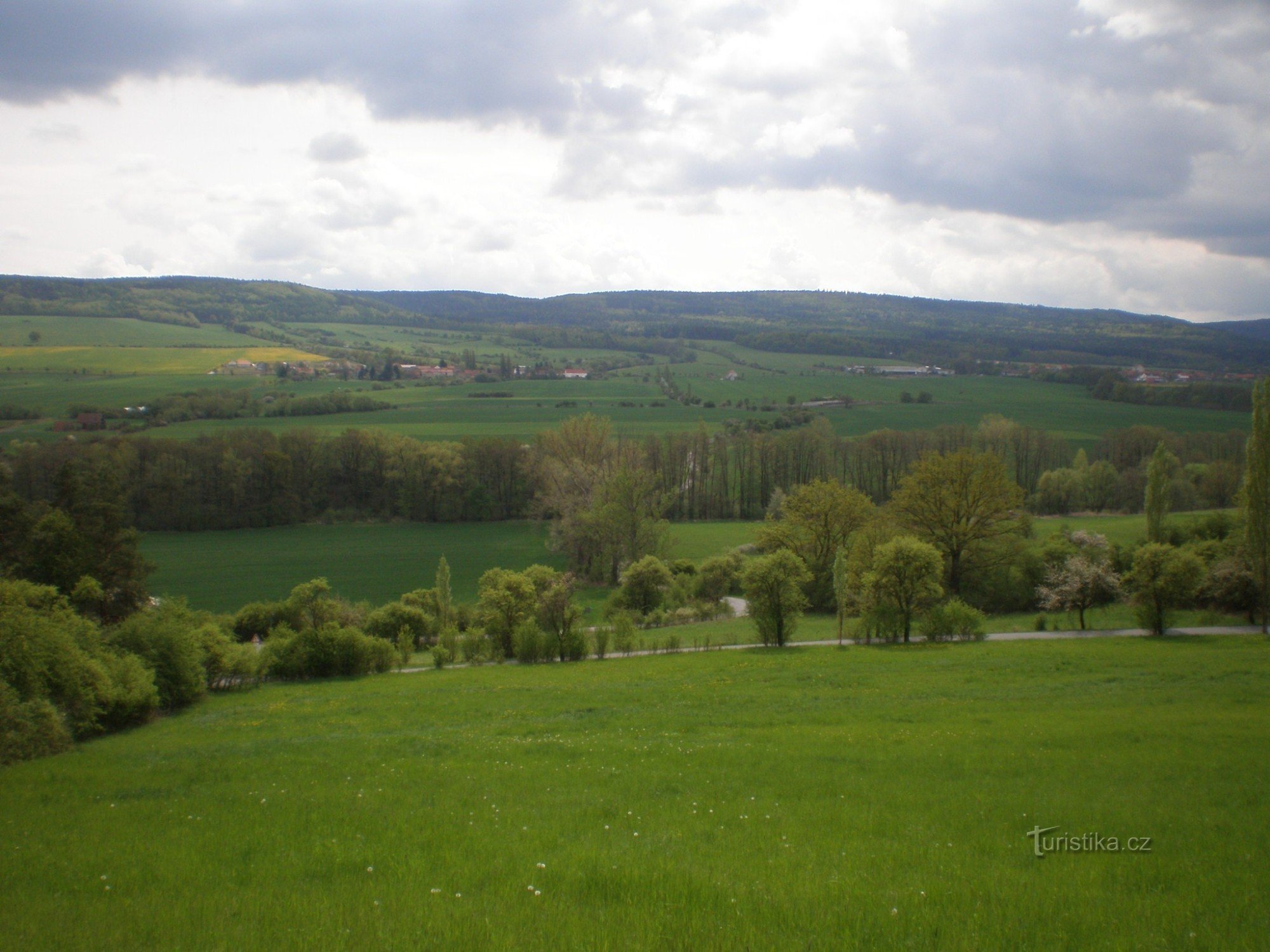 Вид на Брди з дороги Liteň - Svinaře