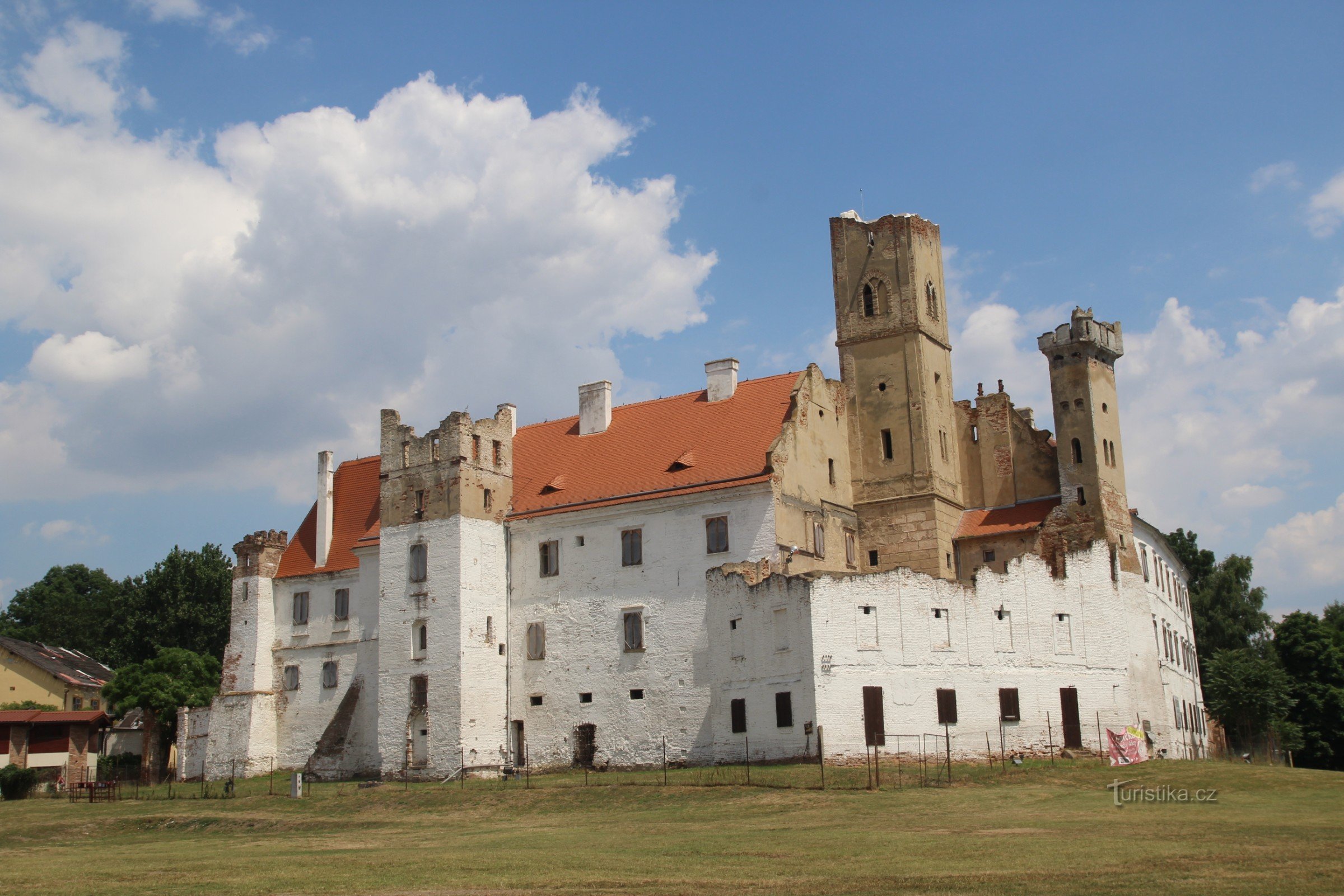 Uitzicht op het kasteel van Břeclav vanuit het park