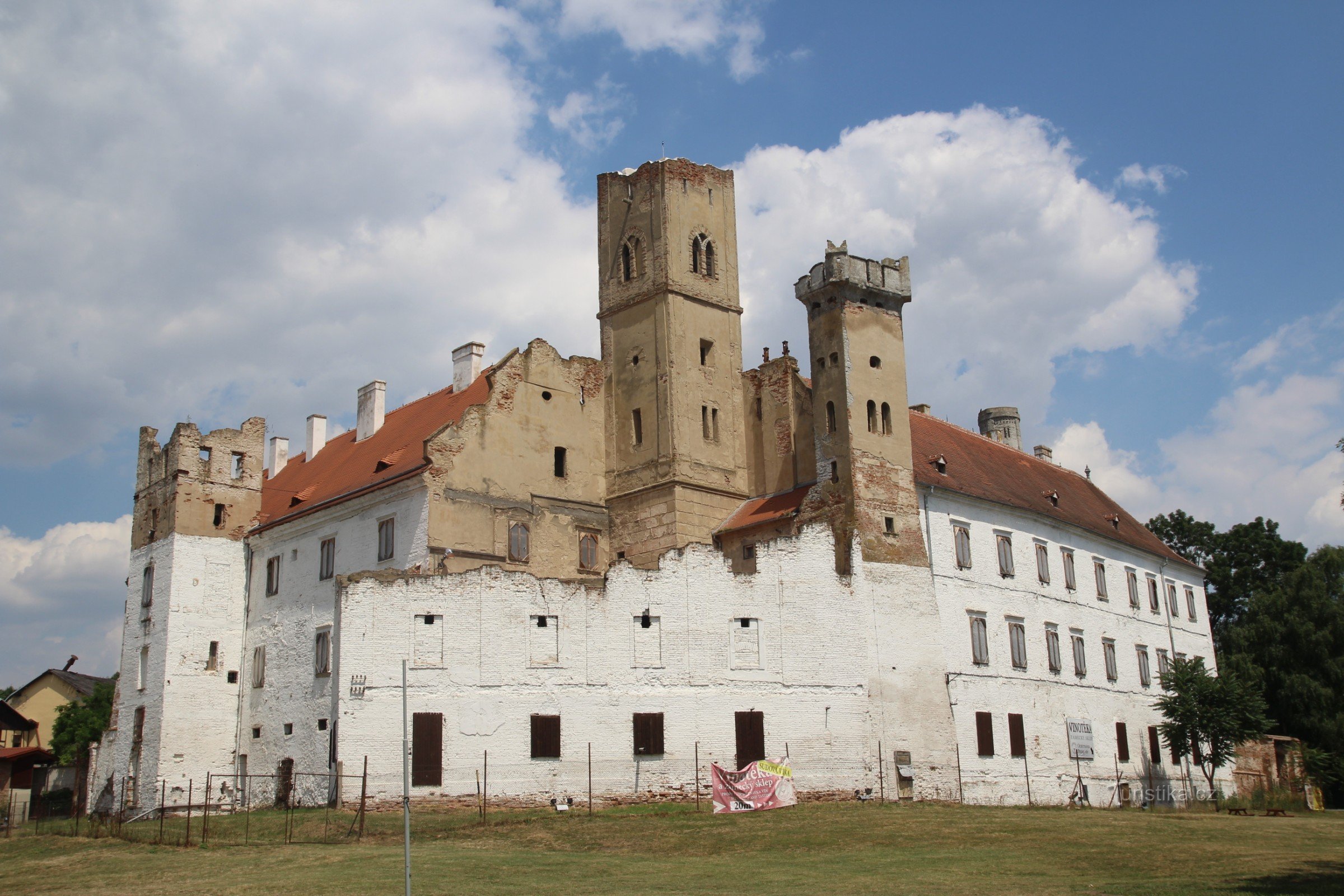 Vedere a castelului Břeclav din parc cu un turn de observație dominant