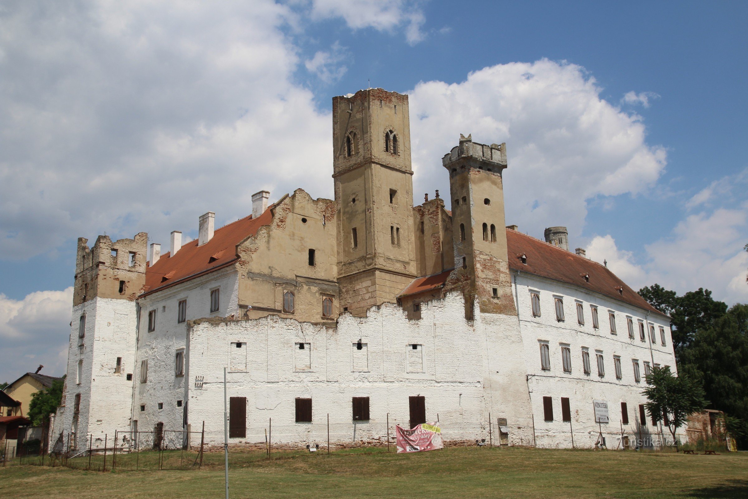 Widok na zamek Břeclav z parku z dominującą wieżą widokową