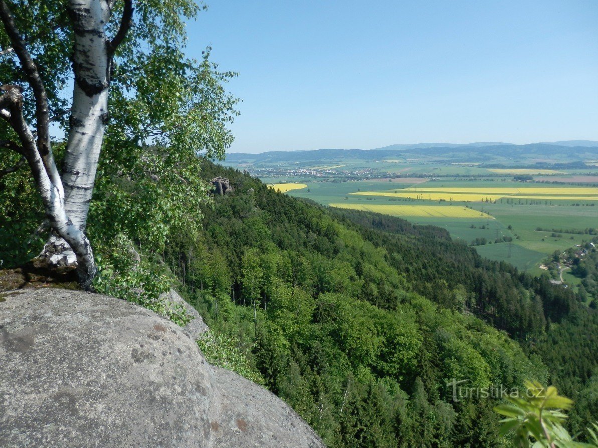 Broumov 和 Javoří 山的景色