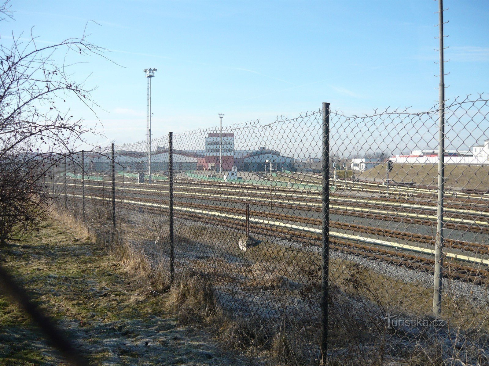 Zicht op het depotgebouw van Zličín