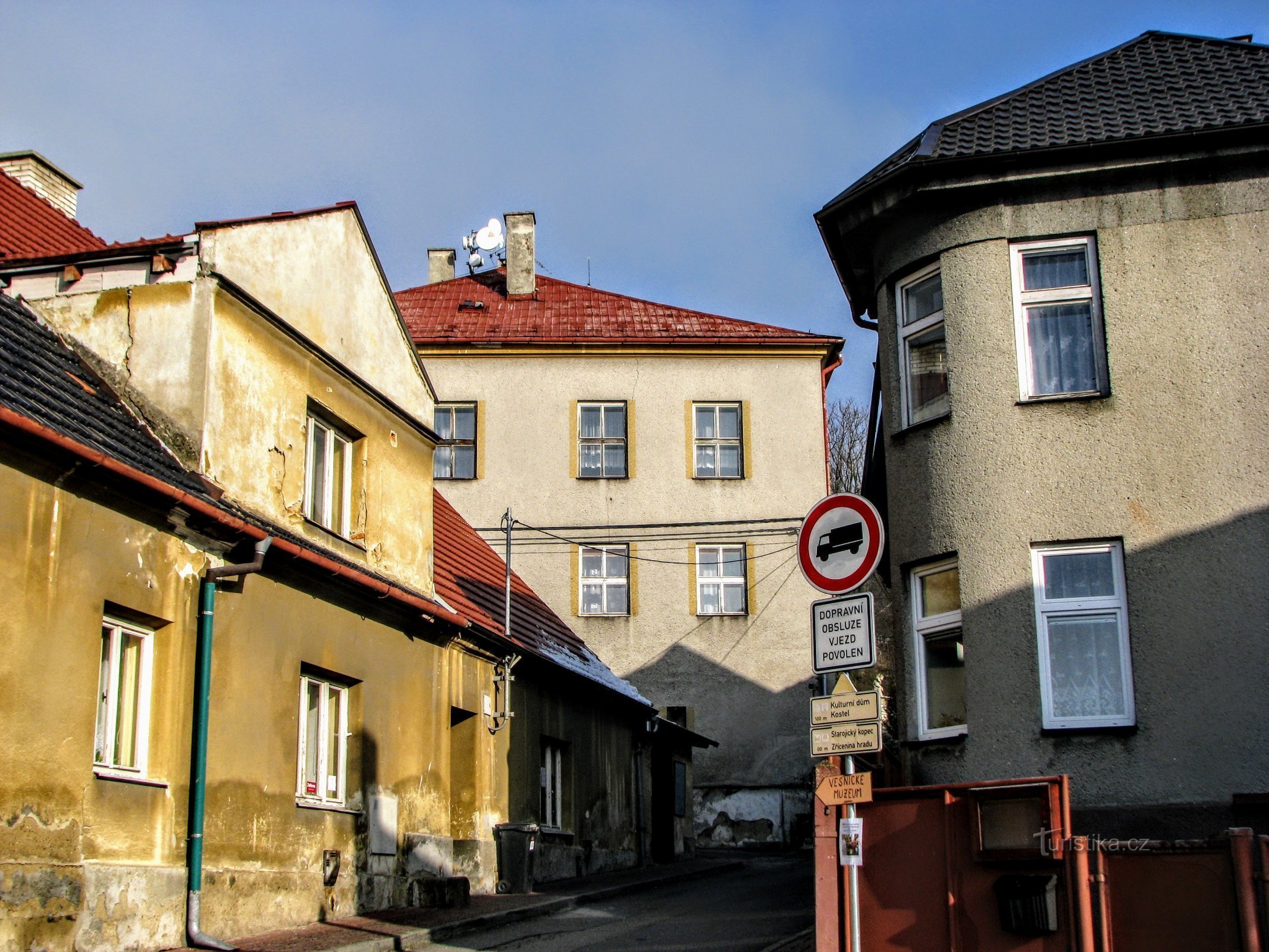 Ein Blick auf das Gebäude des alten Schlosses von der Gasse, die vom Platz führt