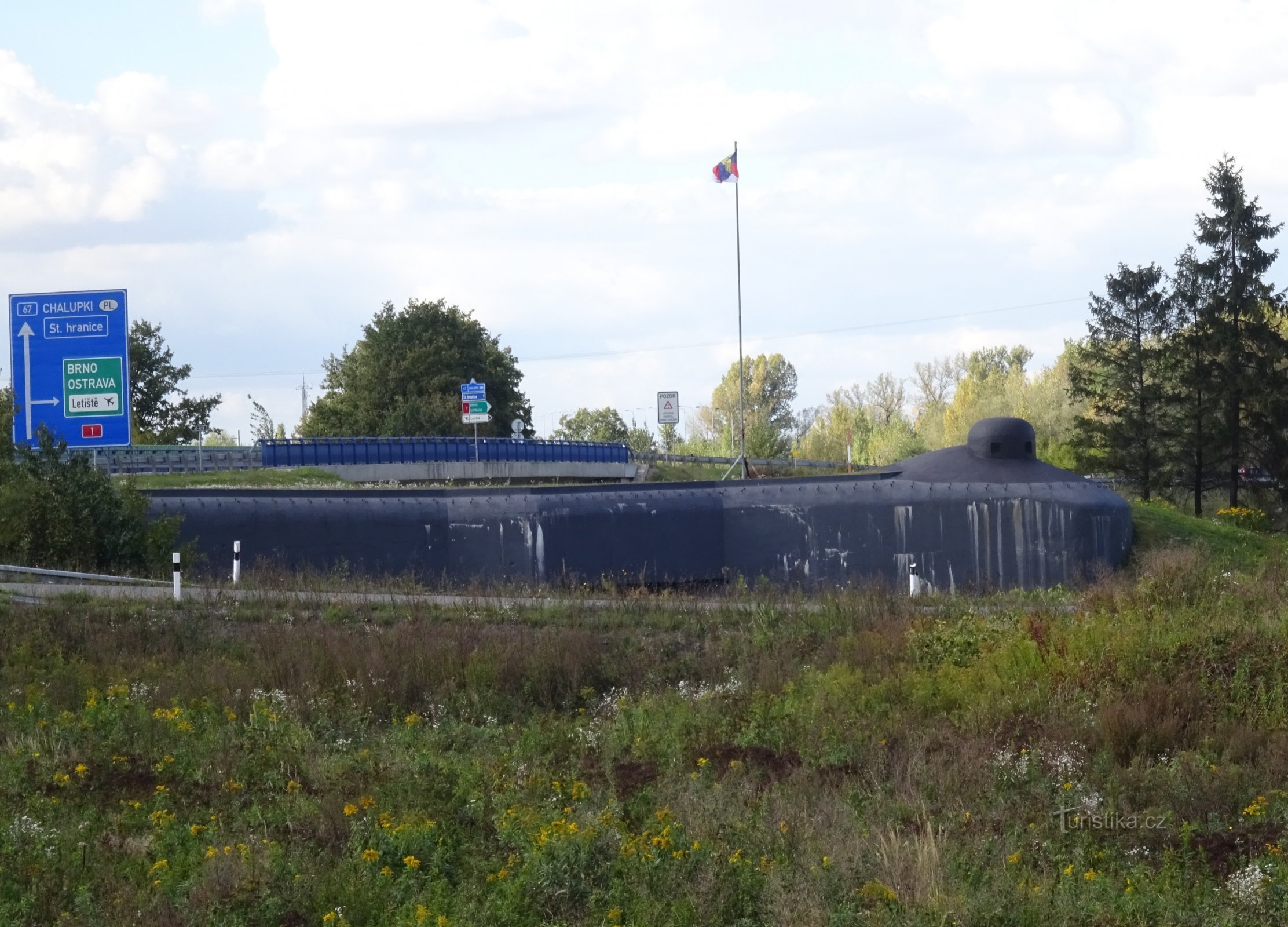 Blick auf den Bunker von der Autobahn