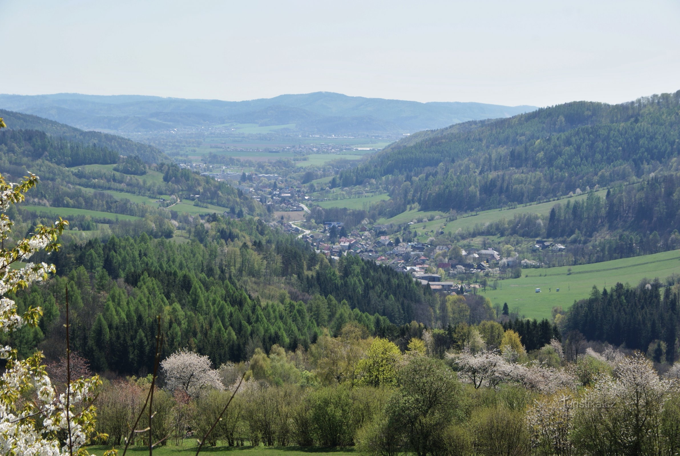 Blick auf Bušín und das Tal des Baches Bušín