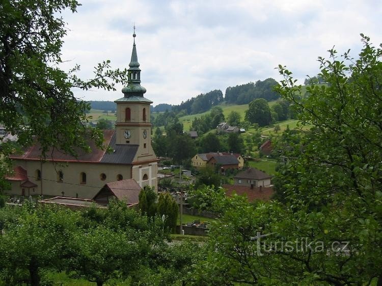 Blick auf die Kirche von Bystřecký