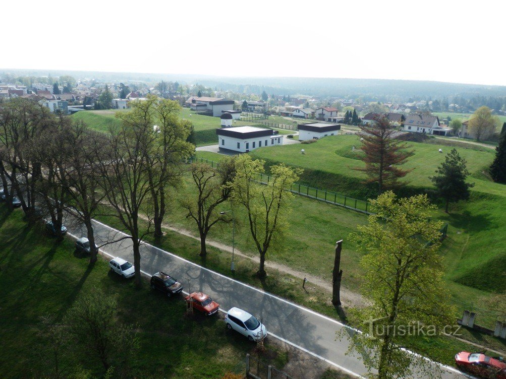 Widok części terenu zbiorników podziemnych ze zbiornika wieżowego