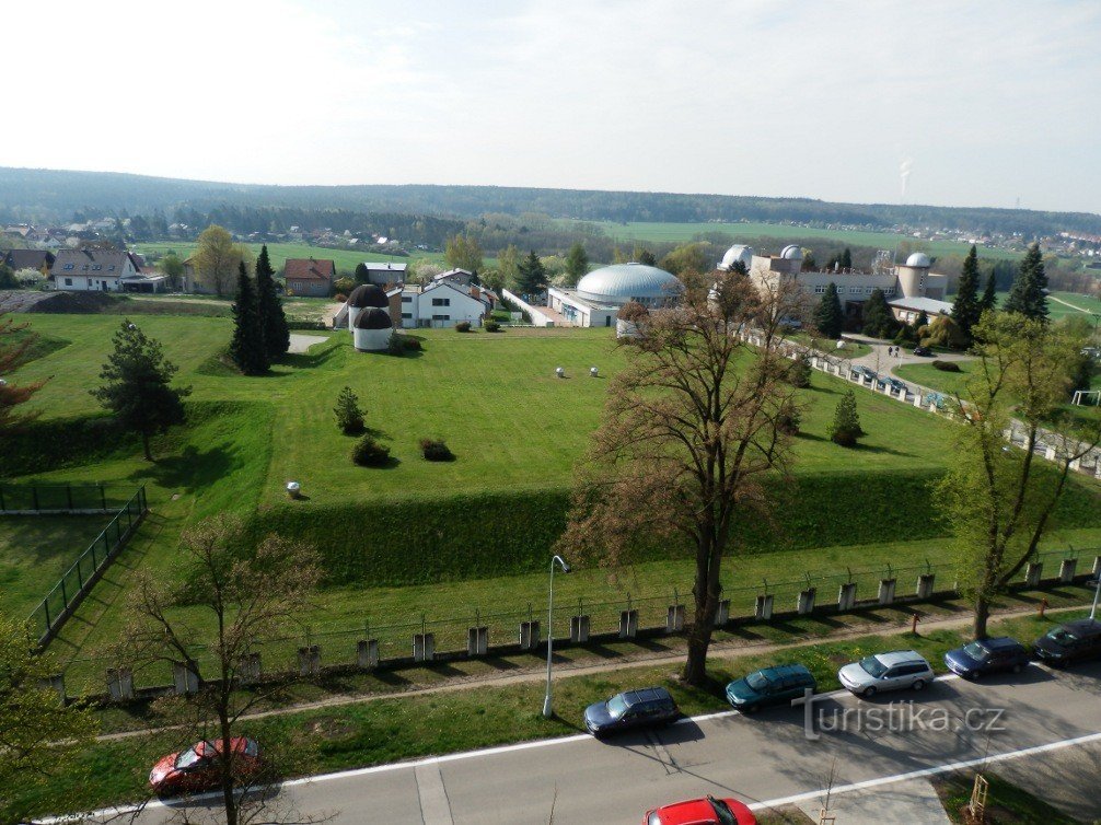 Widok części terenu zbiorników podziemnych ze zbiornika wieżowego