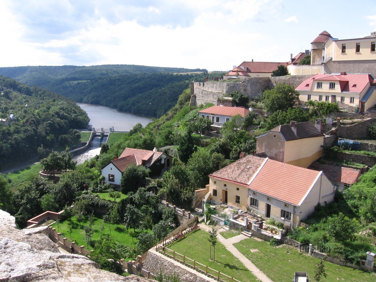 Pogled na dio grada i branu iz turističkog vlakića