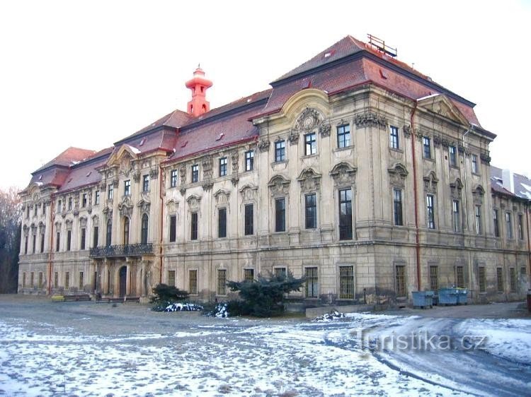 Blick vom Park auf den vorderen Teil des Schlosses