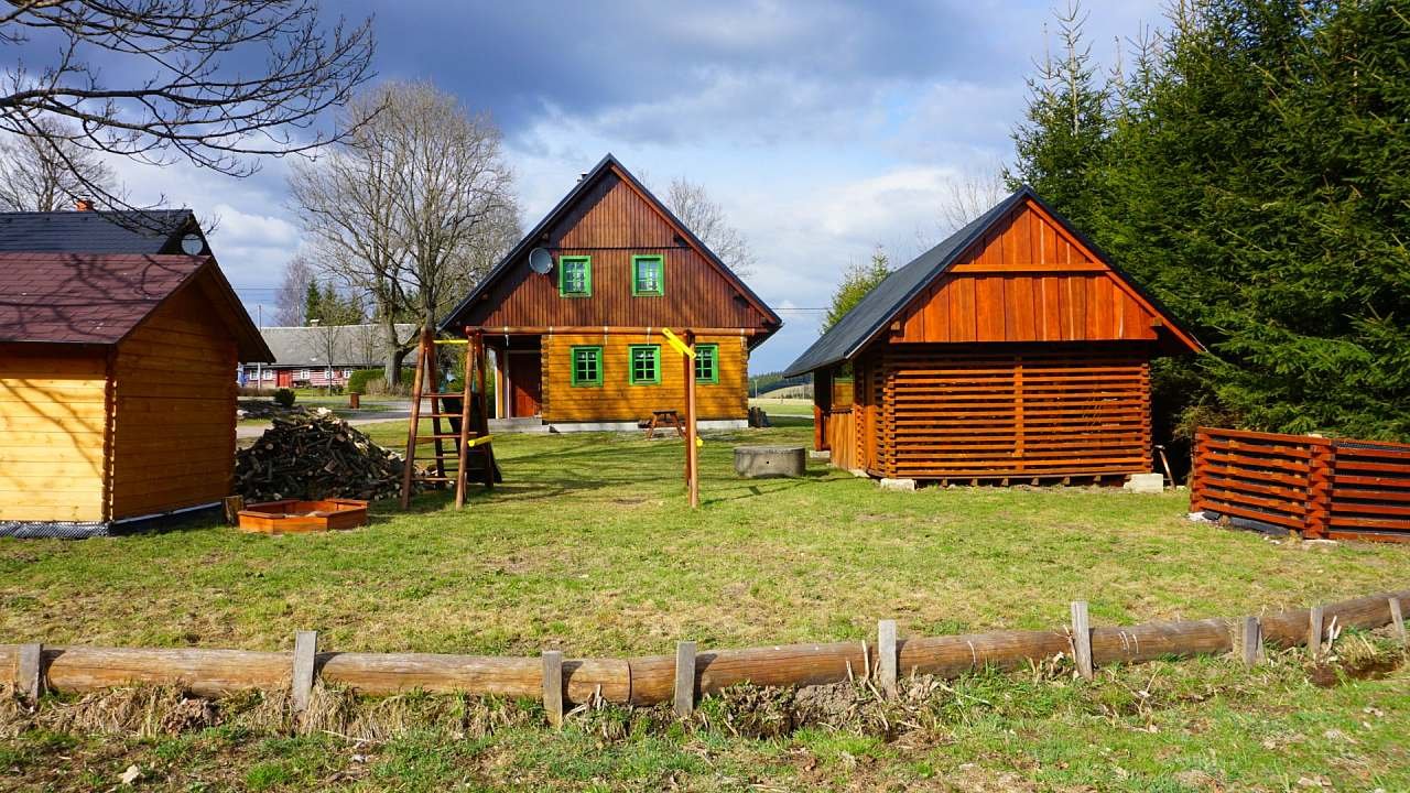 Vedere la întreaga cabană și pergolă