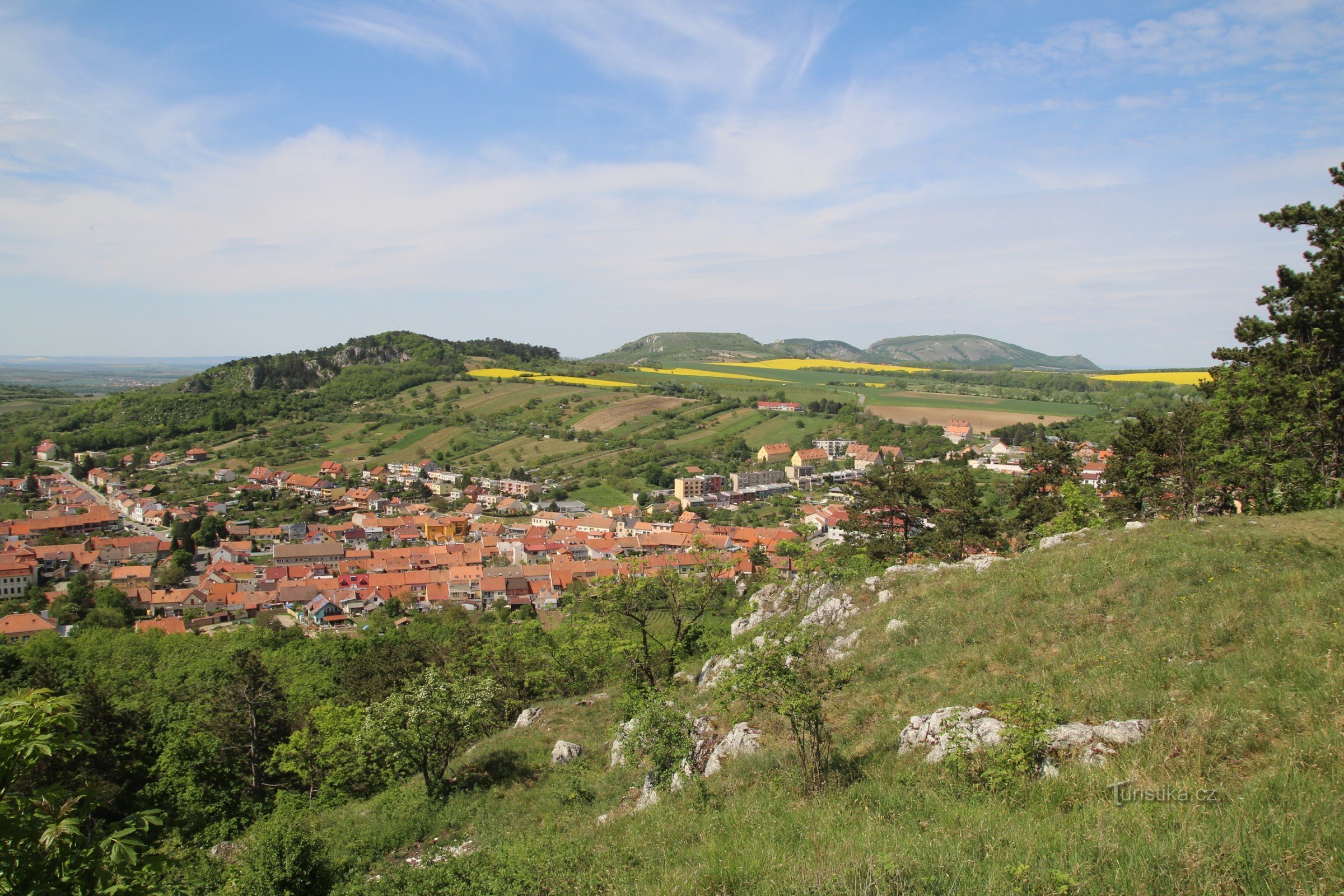 Uitzicht op de hele bergkam van Pavlovské vrchy