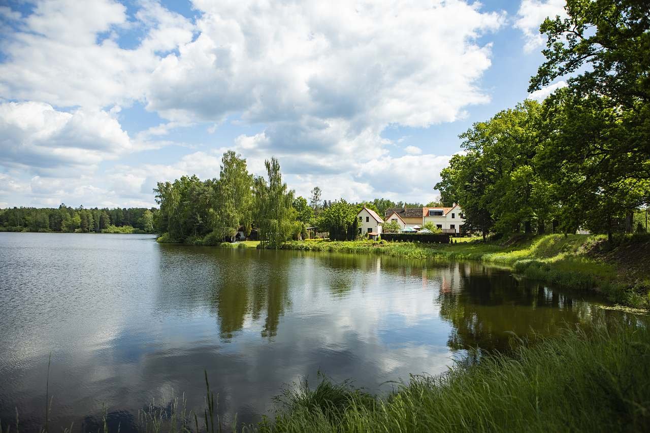 pogled na celotno stavbo z jezu Stankovega bajerja