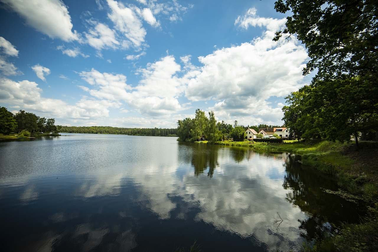 pohled na cely objekt z hraze rybnika Stankov