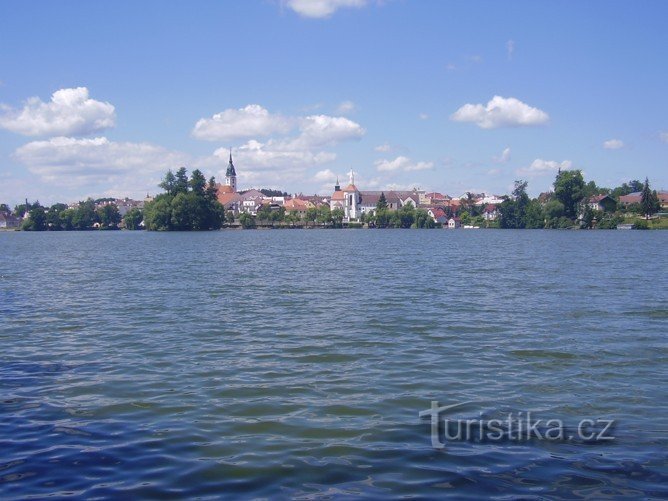 Blick auf das Stadtzentrum über den Vajgar-Teich