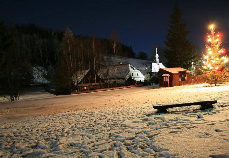 Blick auf die Hütte vom Parkplatz und der Skibushaltestelle