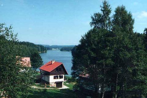 pogled na kočo in ribnik Komorník