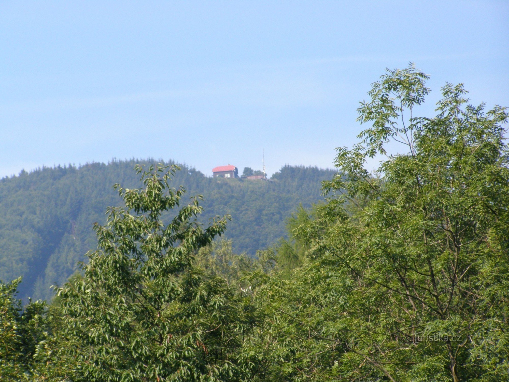 pohled na chatu na Velkém Javorníku z cesty od Papratné