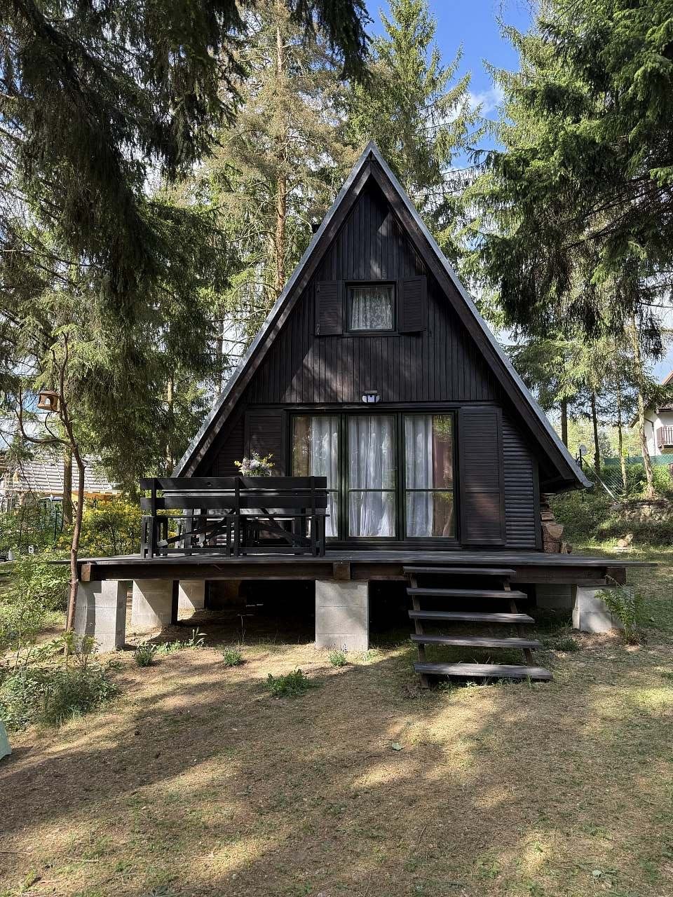 Pohled na chatu s terasou ze zahrady-Chata Holly