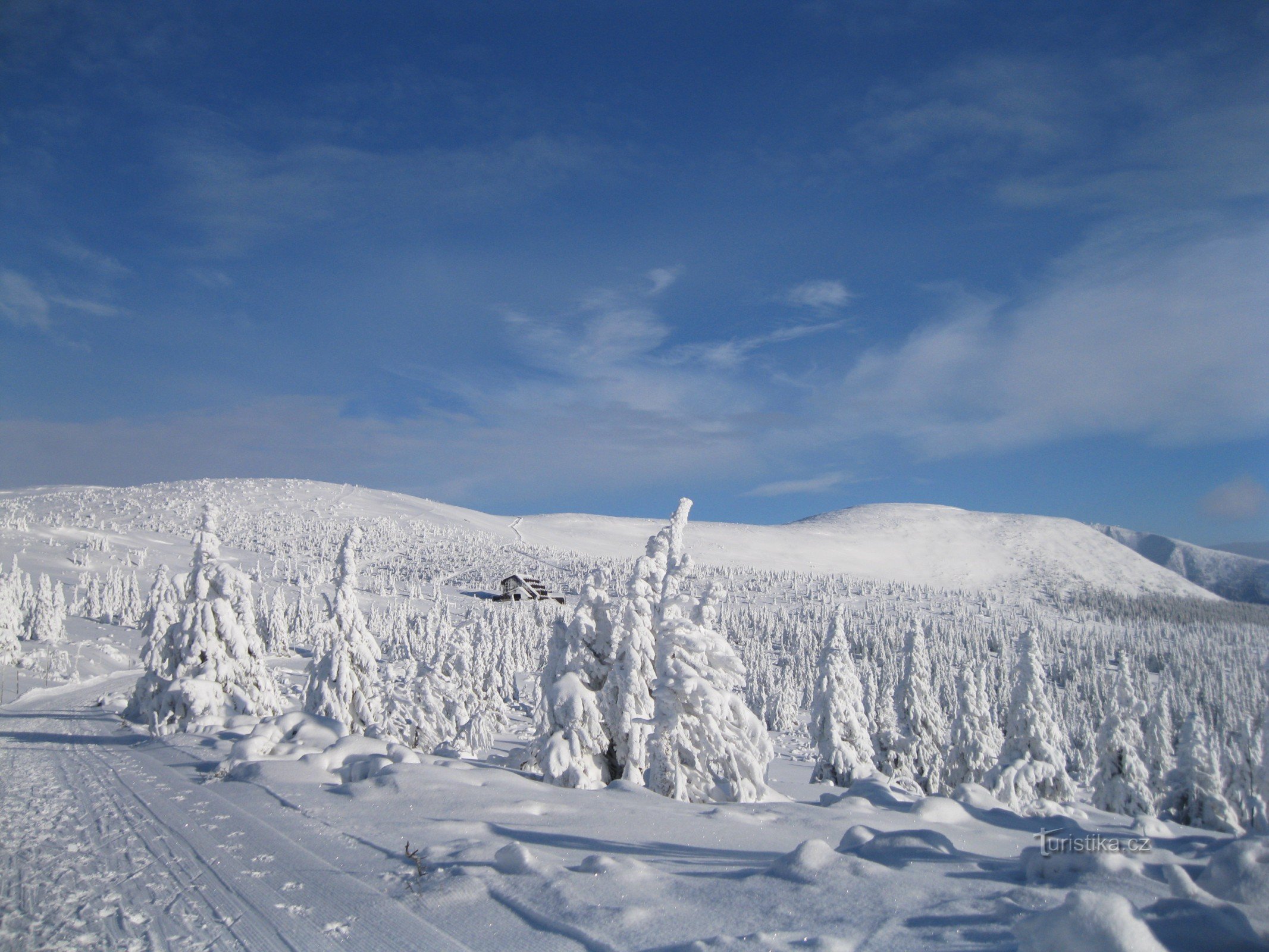 Vista sul cottage Výrovka. Attraverso la cresta c'è Luční bouda.