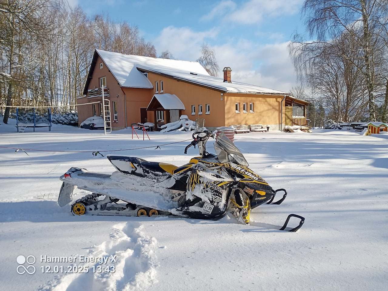 Pohled na chatu z parkoviště