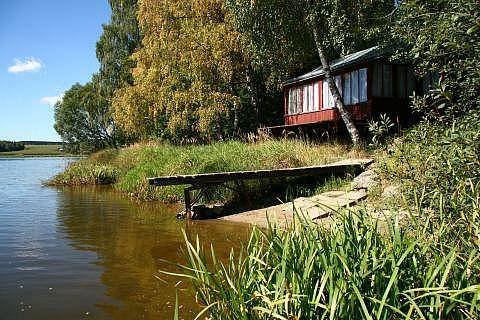 pogled na vikendicu s ribnjaka