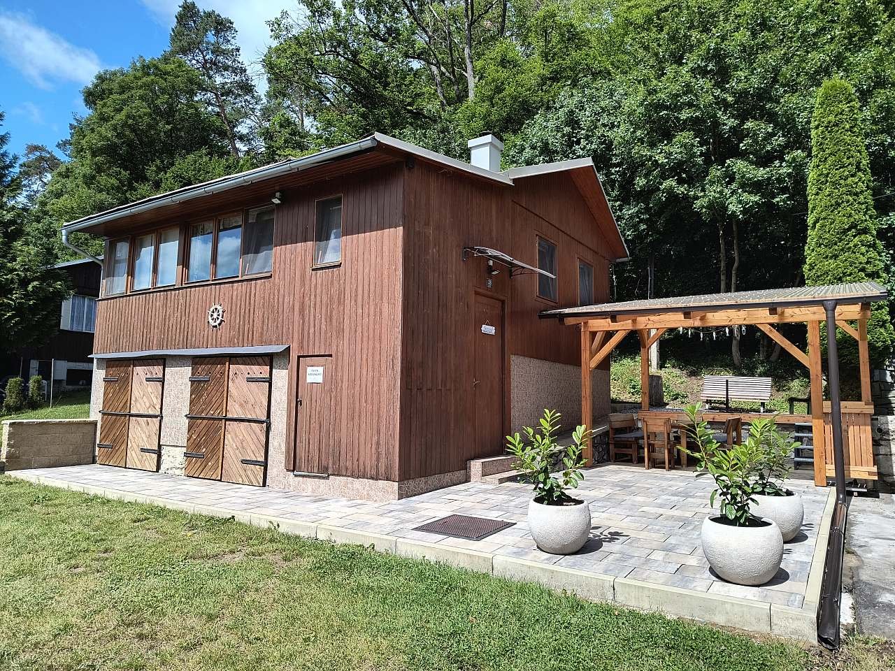 Pohled na chatu ze silnice