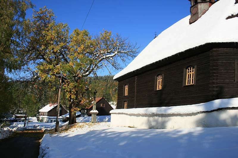 Blick auf die Hütten von der Kirche von Jan Nepomucký