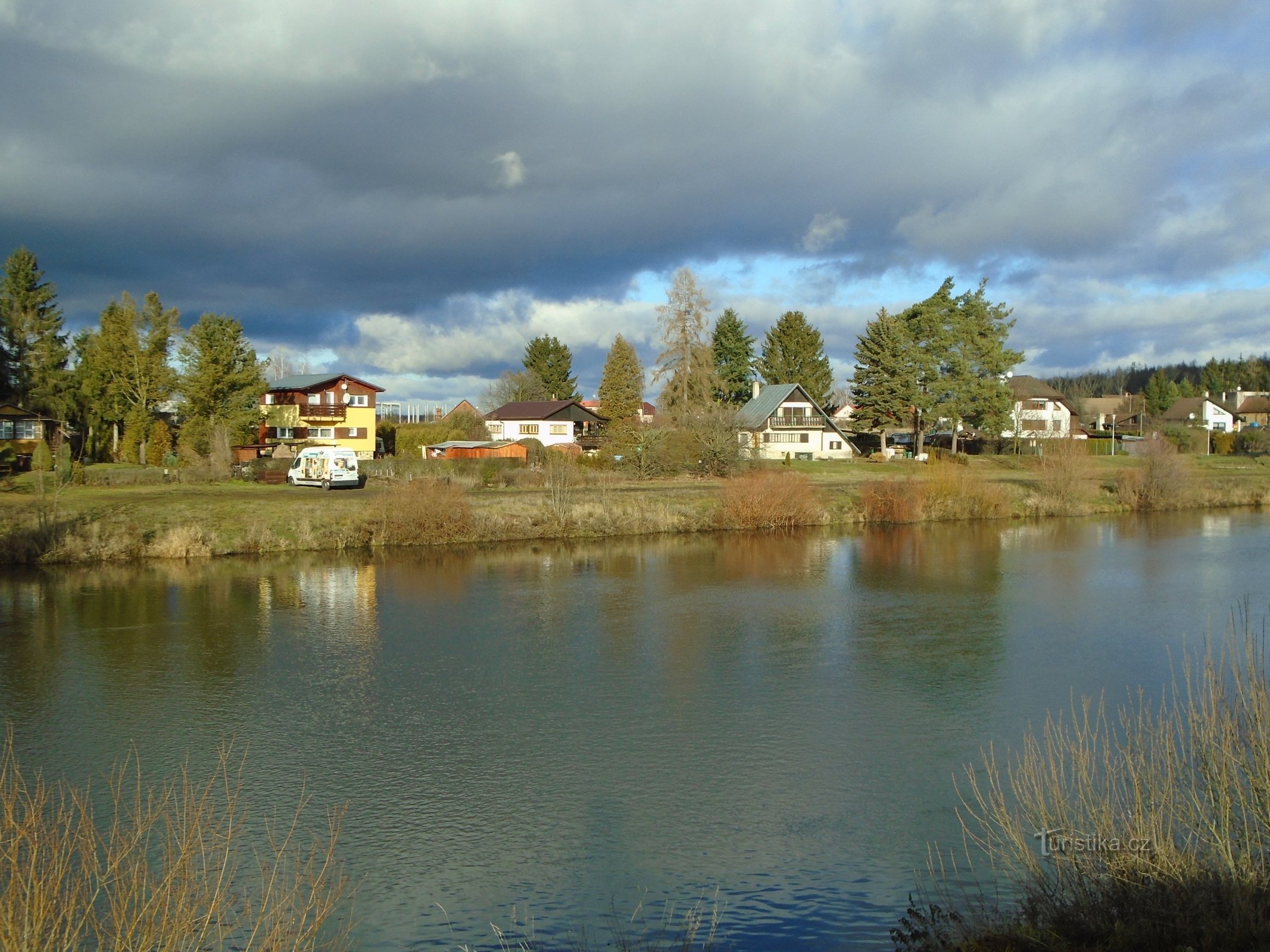 Vedere a cabanelor de lângă Svinárek de pe celălalt mal (Hradec Králové, 24.12.2018)