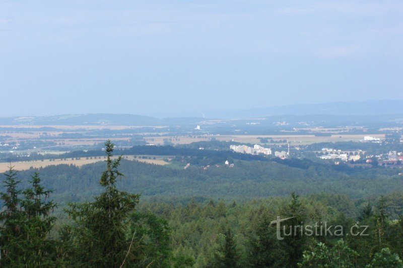 Utsikt över bostadsområdet Zlatý vrch i Cheb och järnvägsviadukten med Slavkovské-massivet