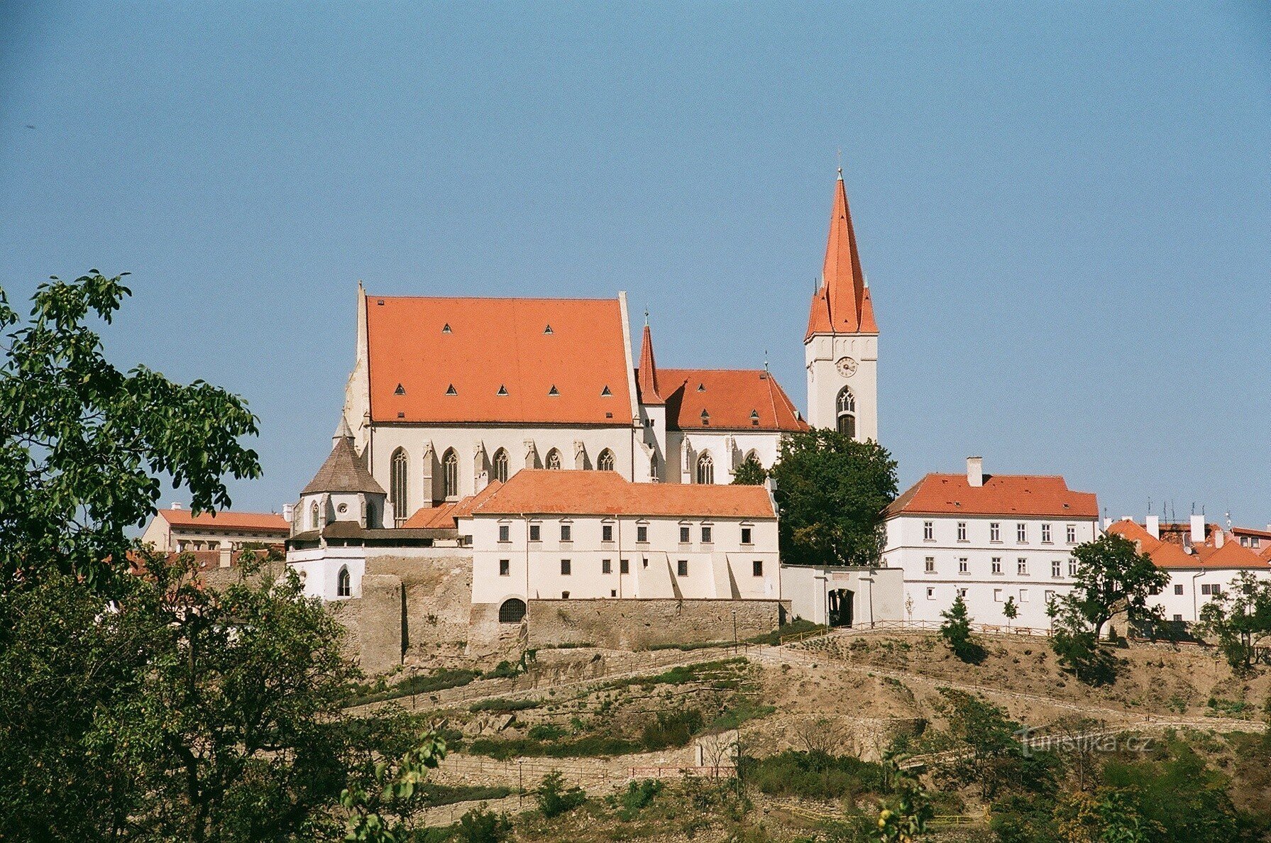 Utsikt över templet St. Nicholas av Kraví hora